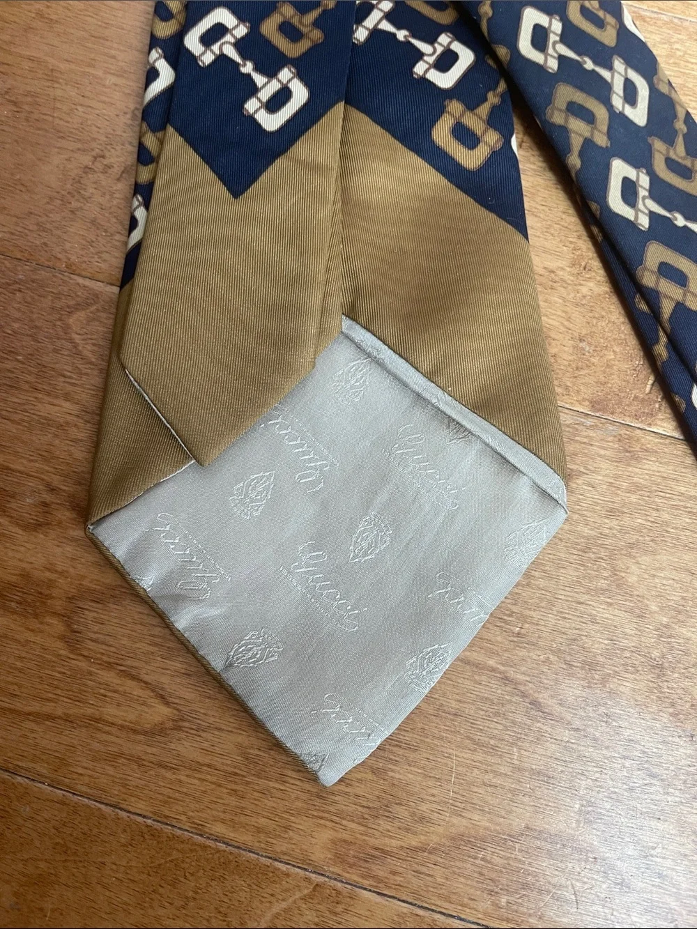 1970s Gucci Silk Chain-Print Men's Tie Scarf - Navy & Gold